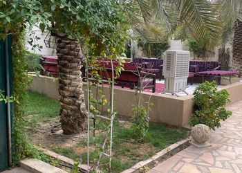 استراحة بمسطح اخضر وجلسة خارجية