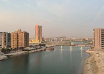 شقة فاخرة بإطلالة بحرية وبلكونة 