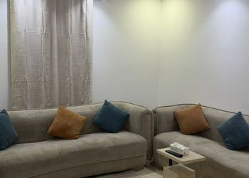 شقة بصالة جلوس وغرفتين نوم 
