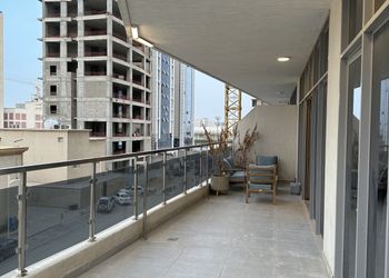شقة بصالة انيقة ودخول ذاتي