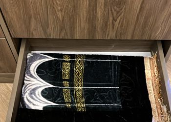 غرفة بسرير ماستر