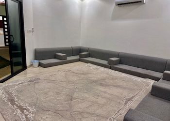شاليه بجلسة خارجية ومسطح اخضر
