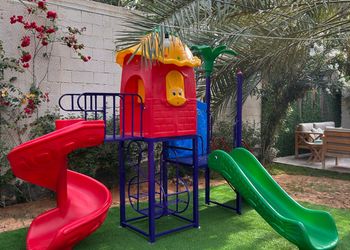 استراحة بمسطح اخضر وجلسة خارجية