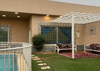 شاليه بجلسة خارجية ومسبح خارجي
