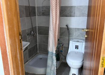 شقة بأربع غرف نوم وبلكونة