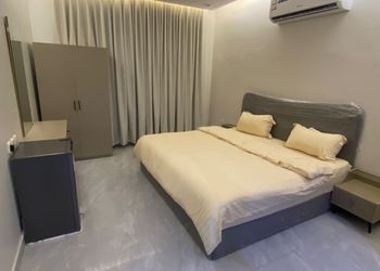 استديو بأثاث مريح وبسيط 