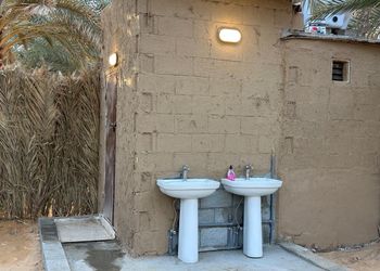 مخيم عائلي بموقد حطب