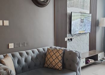 شاليه بجلسة تطل على مسبح خارجي  