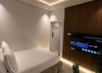 استديو بأثاث مريح وبسيط 