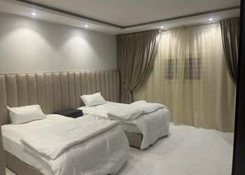 شقة بصالة وغرفة نوم بأثاث مريح