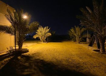 استراحة بمجلس واسع ومسطح اخضر 