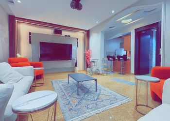 شاليه بمسبح خارجي ومسطح اخضر