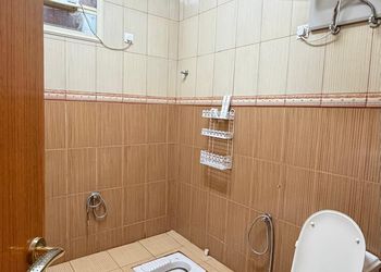 دور بثلاث غرف نوم ومجالس  