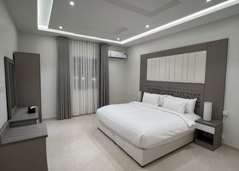 شاليه بألعاب أطفال وجلسة خارجية