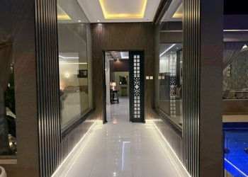 شاليه بمسطح اخضر وجلسة خارجية 