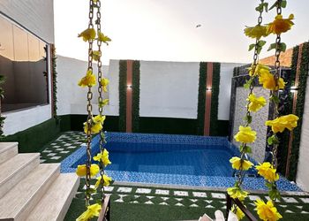 شاليه بمسبح خارجي وجلسة خارجية