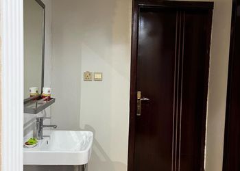 شقة واسعة بصالة وثلاث غرف نوم 