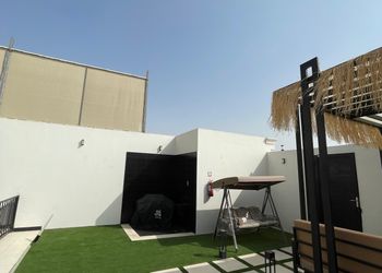 فيلا بمسبح خارجي وجلسة خارجية 