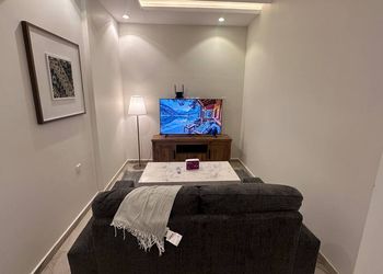 استديو بألوان مريحة وأثاث راقي