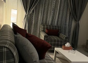 شقة بصالة وثلاث غرف نوم وباثاث بسيط