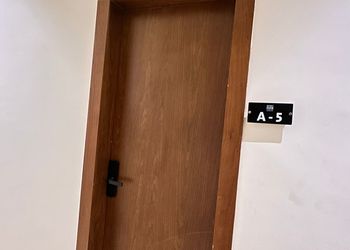 استديو هادئ بسرير ماستر