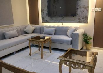 استراحة بجلسة خارجية وألعاب أطفال