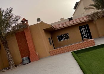 شاليه بمجالس ومسبح خارجي 