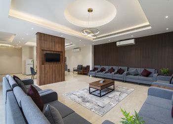 شاليه بمسطح اخضر ومسبح