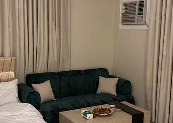 استديو بأثاث مريح وبسيط 