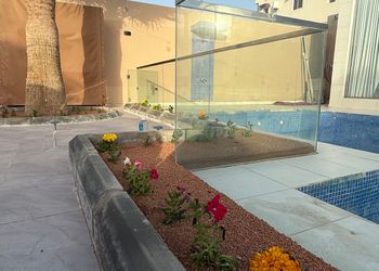 شاليه بمسطح اخضر ومسبح 