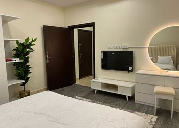 استديو بسرير ماستر وأثاث مريح 