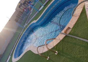 استراحة بمسبح و مسطح اخضر