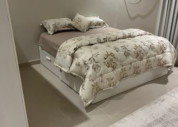شقة بغرفة معيشة وغرفة نوم 