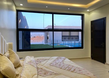 شاليه بمجلس مطل على المسبح 