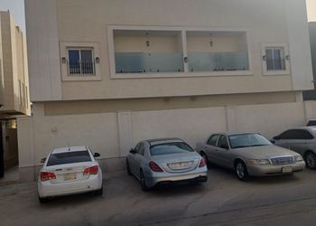 شقة بغرفة نوم وصالة مريحة 