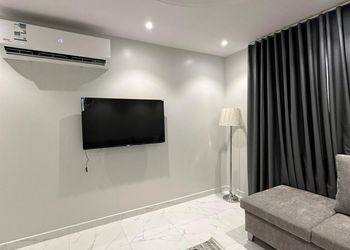 شقة بصالة أنيقة ودخول ذاتي