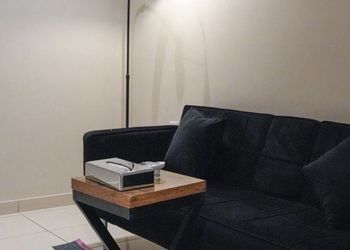 استديو بأثاث مريح وبسيط