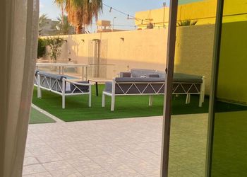 شاليه بجلسة تطل على مسبح خارجي 