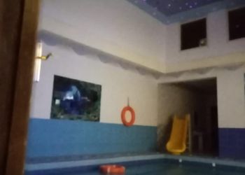 شاليه بمسطح اخضر وجلسة خارجية 