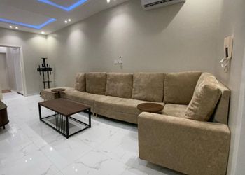 شقة بصالة ومجلس وغرفتين نوم 