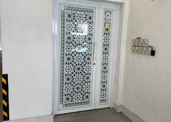 شقة بصالة وثلاث غرف نوم