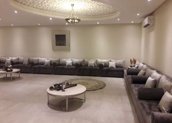 شاليه بجلسة تطل على مسبح خارجي 