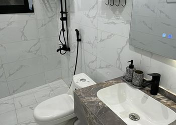 استديو بأثاث مريح وبسيط 