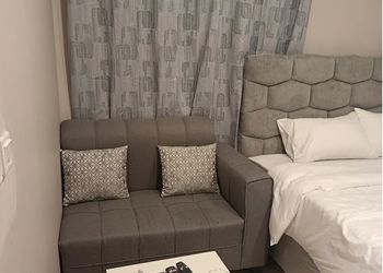 استديو بأثاث مريح وبسيط 