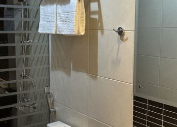 شقة انيقة بصالة وثلاث غرف نوم 