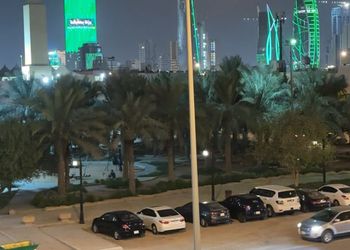 استديو بأثاث مريح وبسيط 