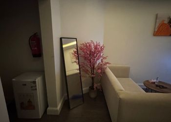 استديو بسرير ماستر وجلسة مريحة 
