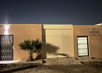 شاليه بمسطح اخضر ومسبح 