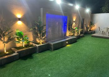 شاليه بجلسة خارجية ومسطح اخضر