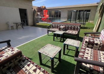 شاليه بمسطح اخضر  و ملحق خارجي
